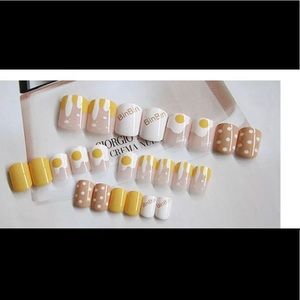 🔥🔥 Yellow/ Nude Polka Dot Press On Nails